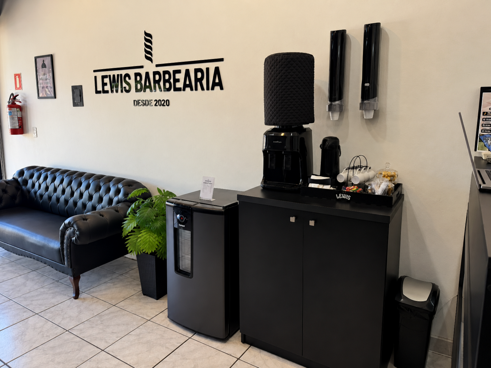 Área de espera da Lewis Barbearia